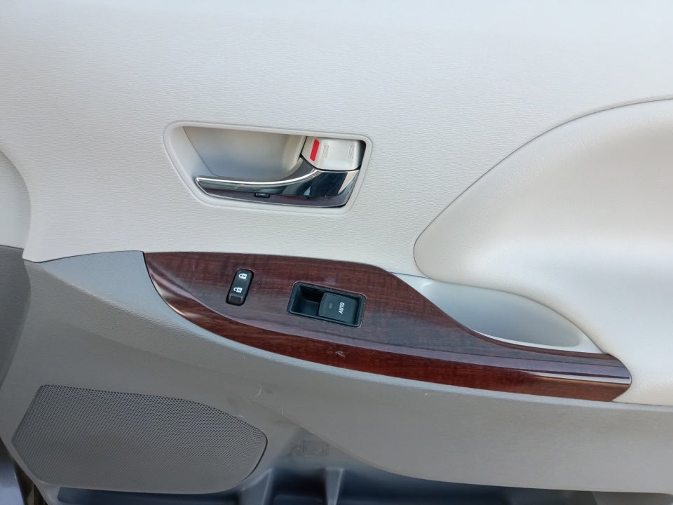 2014 Toyota Sienna XLE V6 8 Passenger