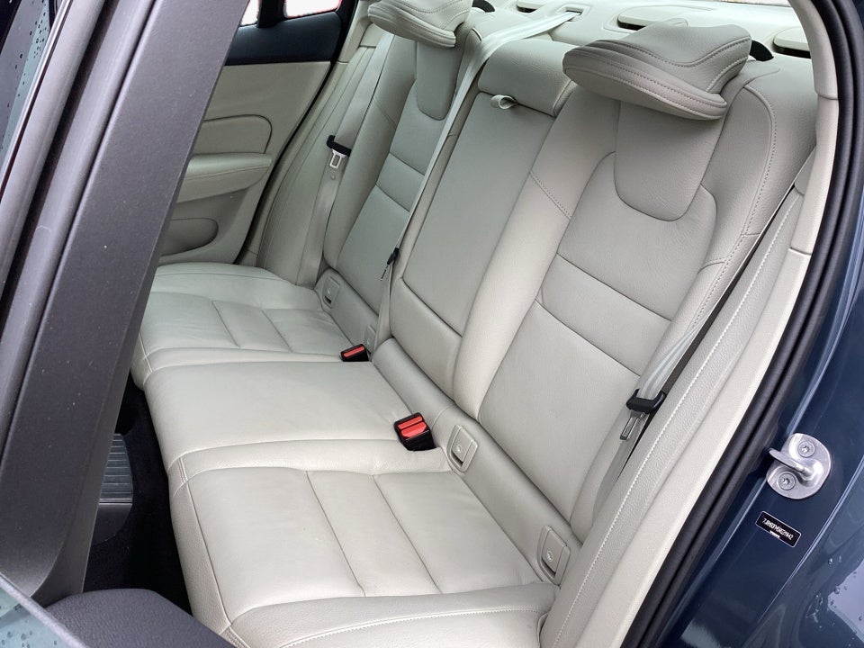 2024 Volvo S60 Recharge Plug-In Hybrid T8 Ultimate Dark Theme