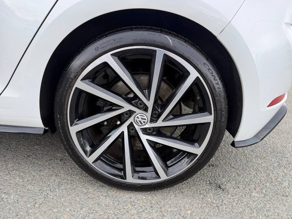 2019 Volkswagen Golf R 2.0T w/DCC & Navigation