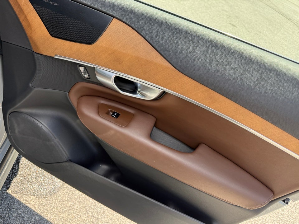 2024 Volvo XC90 Plus Bright Theme