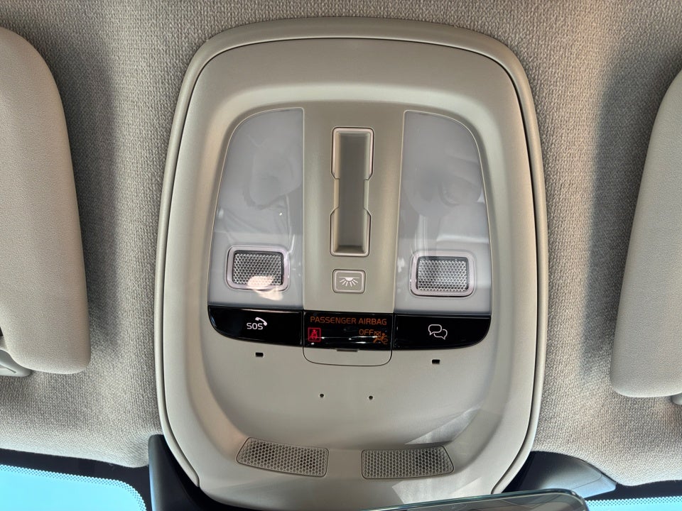 2025 Volvo XC40 B5 Ultra Bright Theme