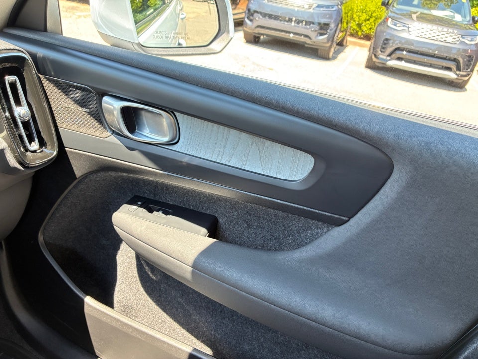 2025 Volvo XC40 B5 Ultra Bright Theme