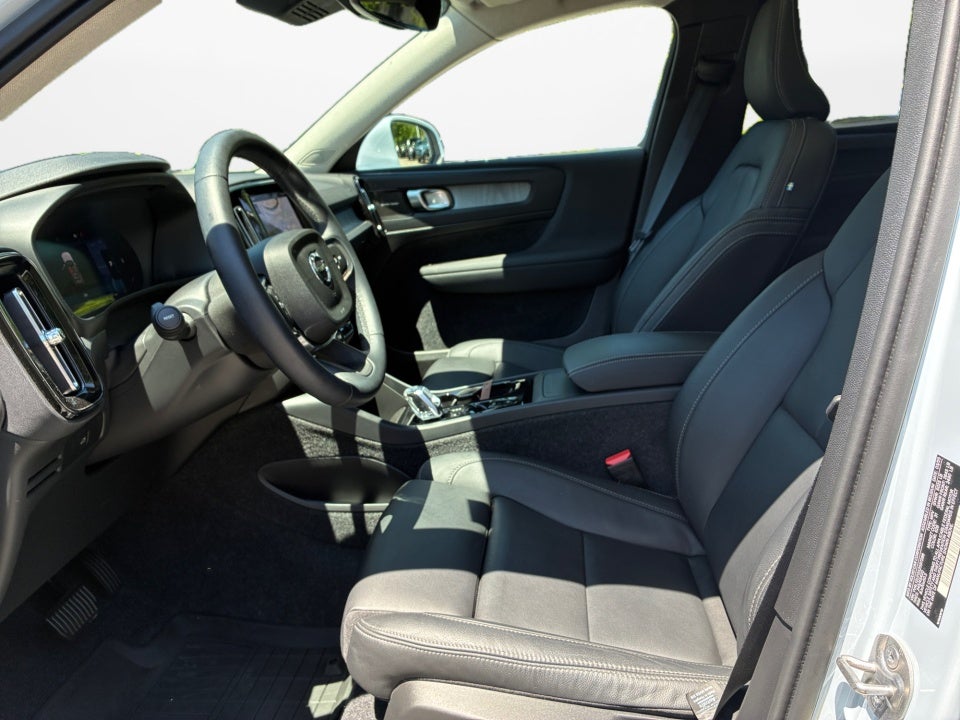 2025 Volvo XC40 B5 Ultra Bright Theme