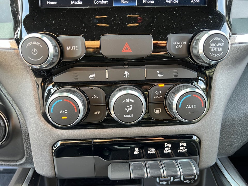 2022 RAM 1500 Big Horn Crew Cab 4x4 5'7" Box