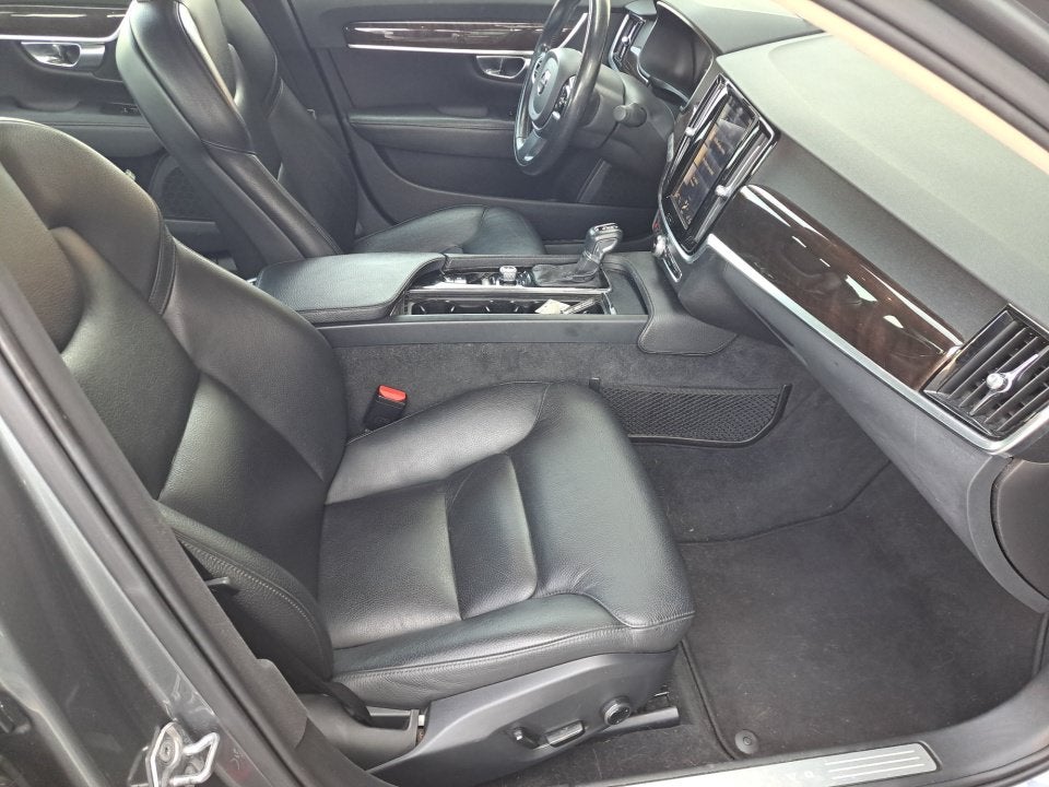 2017 Volvo S90 T6 Momentum